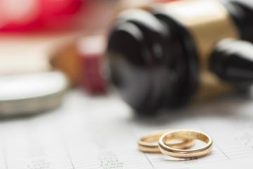 Anlaşmalı boşanma davası sürecini temsil eden mahkeme tokmağı ve yüzük görseli